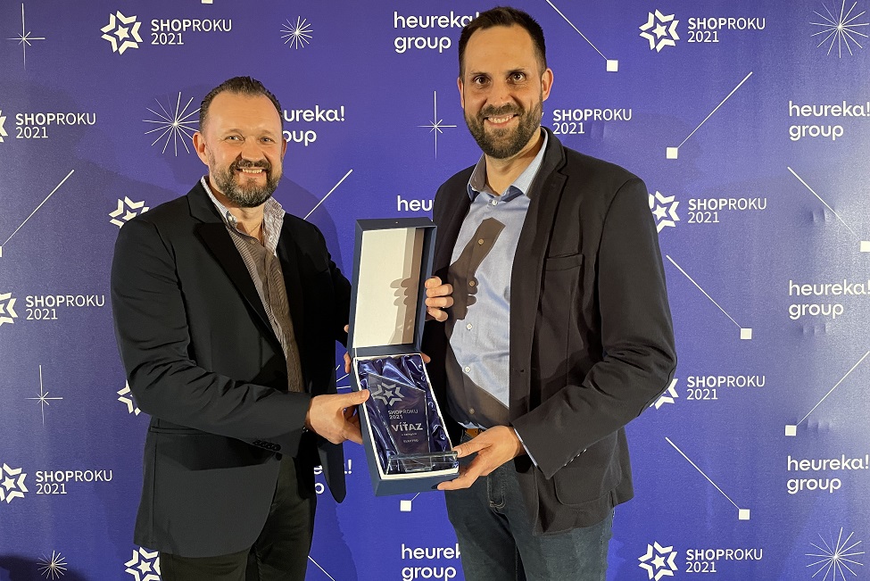 The award was accepted by Tomáš Král, marketing manager of online communication (left) and Václav Böhm, manager of the E-commerce concept of DATART (right)